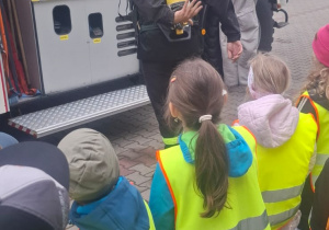 Przedszkolaki poznają straż pożarną.
