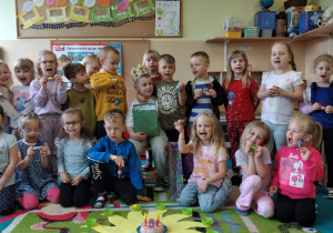 Zdjęcie grupowe z jubilatem.