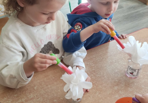 Farbowanie białych kwiatów na czerwono.