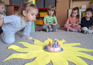 Jubilatka zdmuchuje świeczkę.