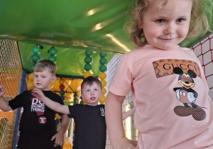 Dzieci bawią się w kolorowej sali zabaw.