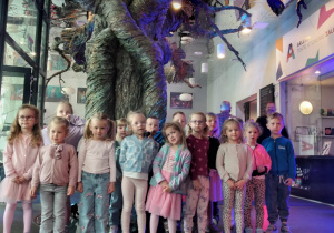 Zdjęcie grupowe pod drzewem w teatrze Arlekin.