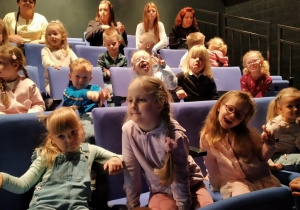 Dzieci w teatrze Arlekin.