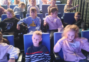 Dzieci na widowni w Teatrze Arlekin.