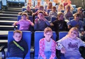 Dzieci na widowni w Teatrze Arlekin.