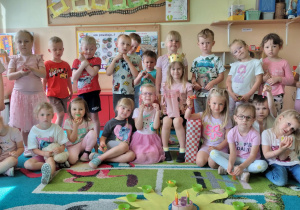 Zdjęcie grupowe z jubilatką.