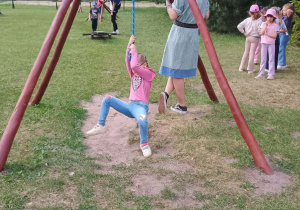 Dzieci zwiedzają wioskę indiańską.
