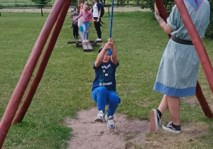 Dzieci zwiedzają wioskę indiańską.