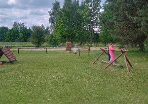 Dzieci zwiedzają wioskę indiańską.