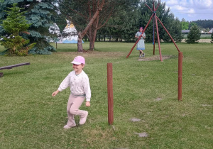 Dzieci zwiedzają wioskę indiańską.
