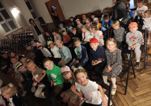 Dzieci oglądają przedstawienie teatralne.