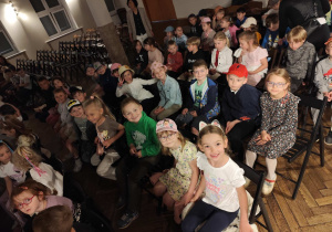 Dzieci oglądają przedstawienie teatralne.