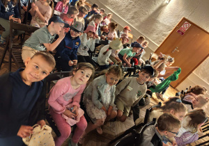Dzieci oglądają przedstawienie teatralne.