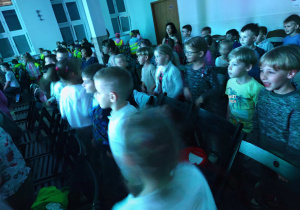 Dzieci oglądają przedstawienie teatralne.