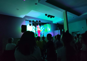 Dzieci oglądają przedstawienie teatralne.