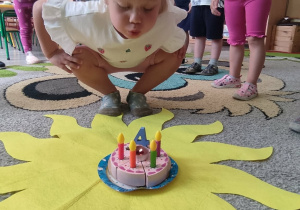 Jubilat zdmuchuje świeczki.