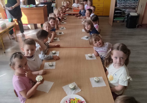 Słodki poczęstunek przy stoliku.