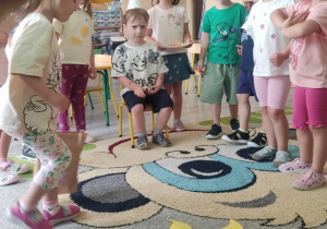 Jubilat zdmuchuje świeczki.