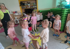 Dzieci składają życzenia.