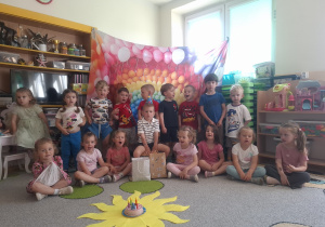 Zdjęcie grupowe z jubilatem.
