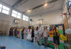 Dzieci ze szkoły przedstawiają bajkę przedszkolakom.