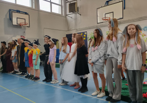 Dzieci ze szkoły przedstawiają bajkę przedszkolakom.