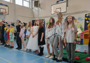 Dzieci ze szkoły przedstawiają bajkę przedszkolakom.