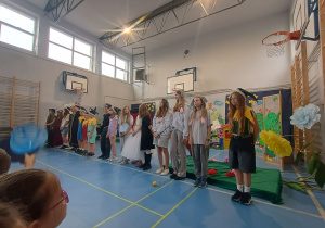 Dzieci ze szkoły przedstawiają bajkę przedszkolakom.