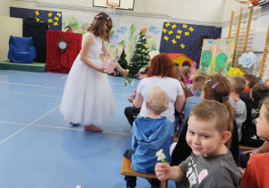 Przedszkolaki oglądają spektakl.