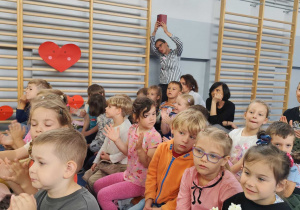 Przedszkolaki oglądają spektakl.