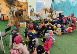 Przedszkolaki oglądają zoo w Borysewie.
