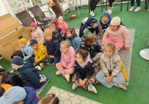 Przedszkolaki oglądają zoo w Borysewie.