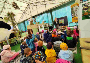 Przedszkolaki oglądają zoo w Borysewie.