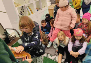 Przedszkolaki oglądają zoo w Borysewie.