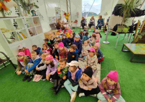 Przedszkolaki oglądają zoo w Borysewie.
