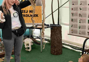 Przedszkolaki oglądają zoo w Borysewie.