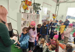Przedszkolaki oglądają zoo w Borysewie.