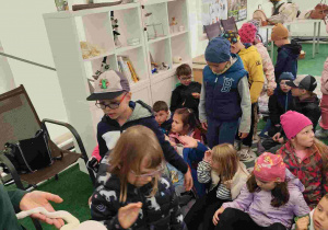 Przedszkolaki oglądają zoo w Borysewie.