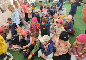 Przedszkolaki oglądają zoo w Borysewie.