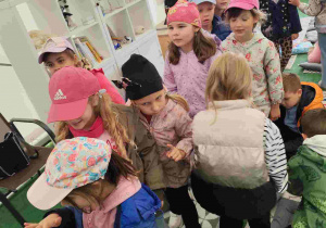 Przedszkolaki oglądają zoo w Borysewie.