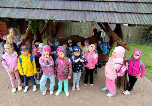 Przedszkolaki oglądają zoo w Borysewie.