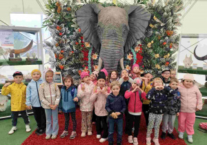 Przedszkolaki oglądają zoo w Borysewie.