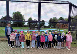 Przedszkolaki oglądają zoo w Borysewie.