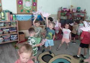 Dzieci z meduzami.