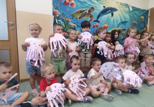 Dzieci z meduzami na tle oceanu.