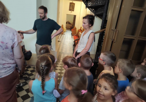 Dzieci oglądają instrument organy.