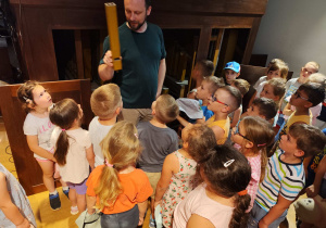 Dzieci oglądają instrument organy.