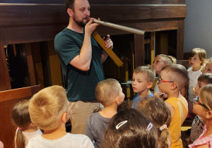 Dzieci oglądają instrument organy.