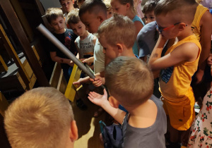 Dzieci oglądają instrument organy.
