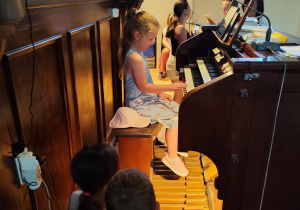 Dzieci oglądają instrument organy.